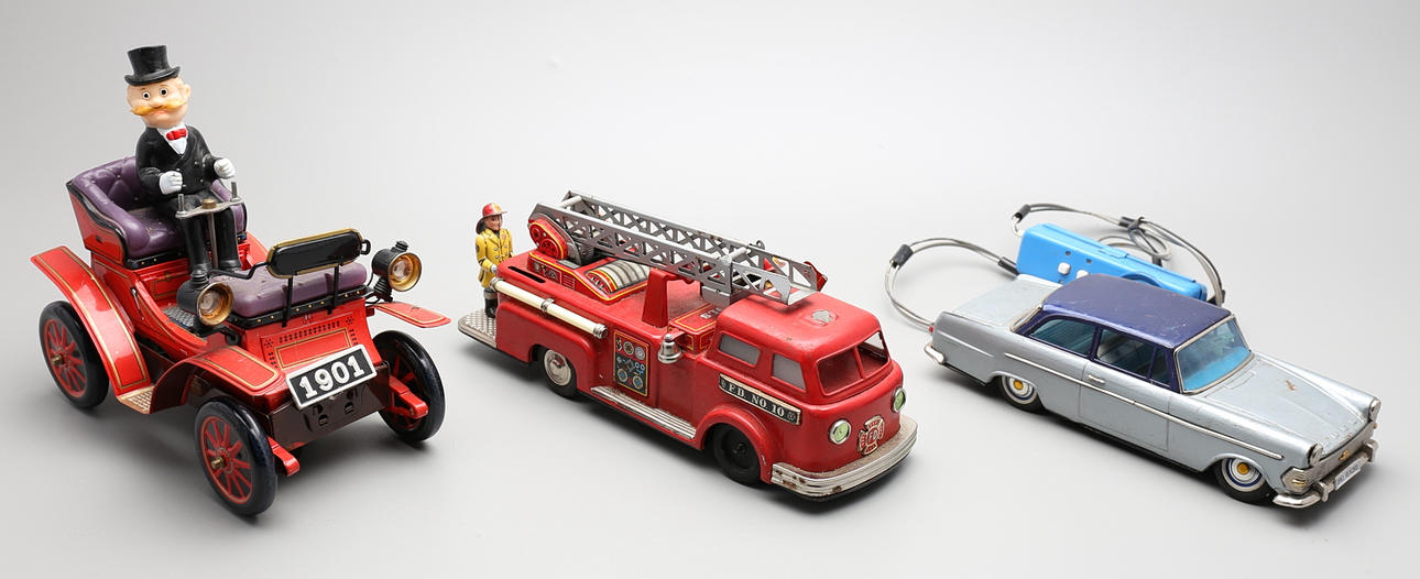 LEKSAKSBILAR, 3 st, plåt, bla Bandai, Japan.