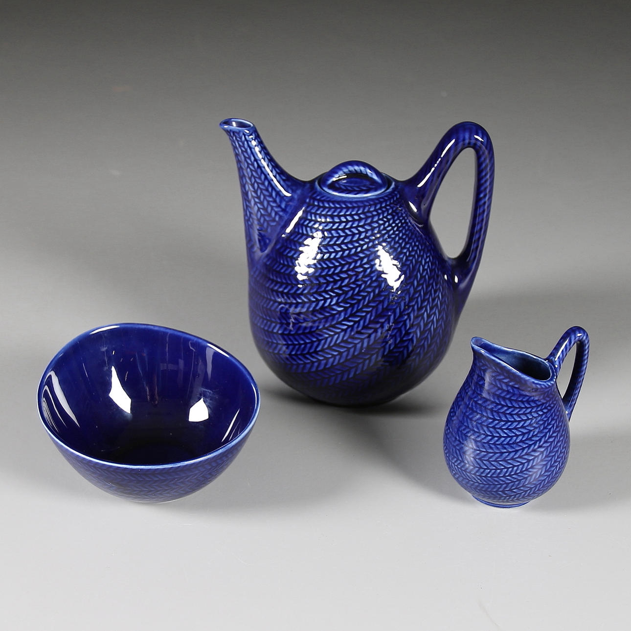 PARTI, 3 delar, "Blå Eld", Hertha Bengtsson, Rörstrand. 1900-talets andra hälft.