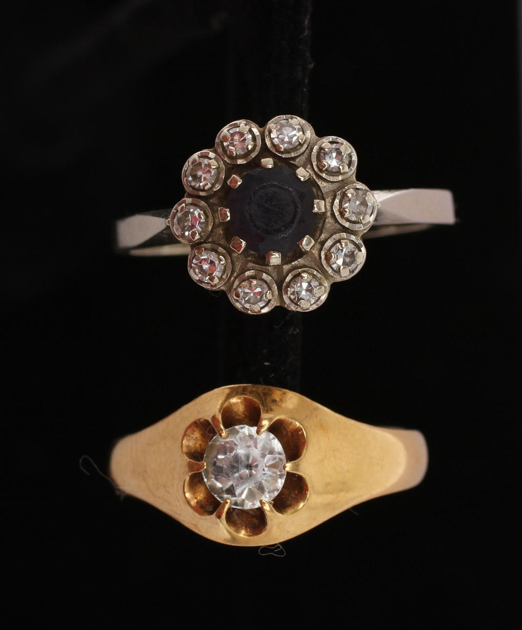 RINGAR, 2 st, 18k vit- samt gult guld. Tot vikt 6,0g.