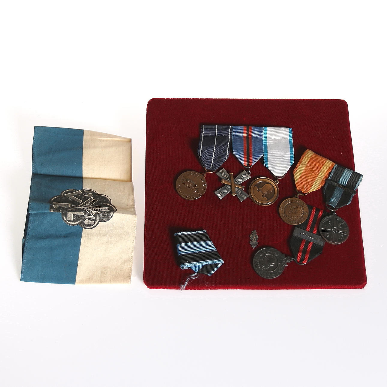 MEDALJER samt ARMBINDEL, Första och Andra Världskriget, Finland.