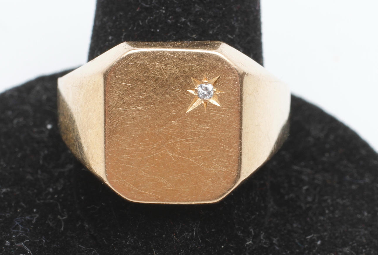 KLACKRING, 18k guld, vikt ca 5,4 gr.