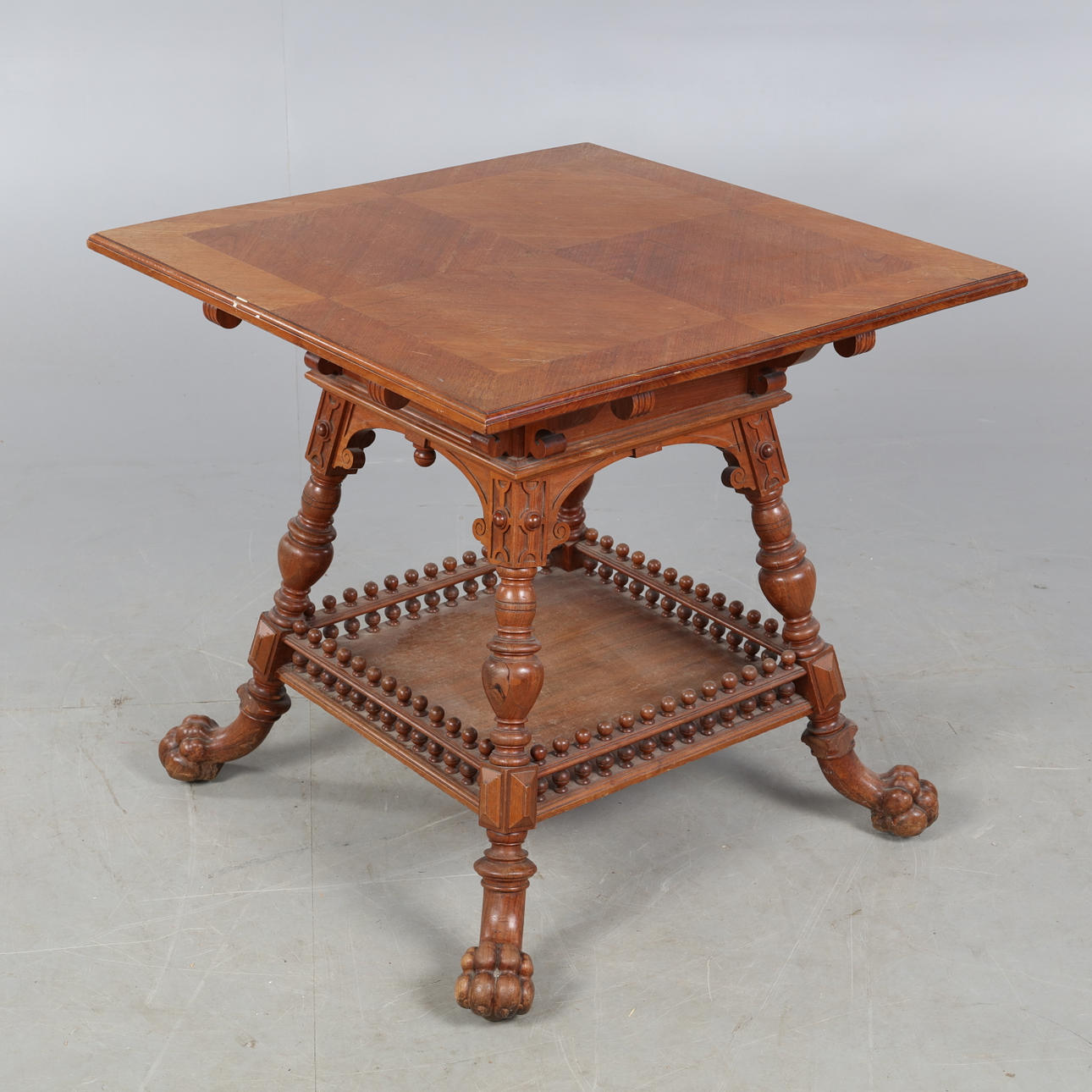 BORD, med lejontassar, 1900-tal.