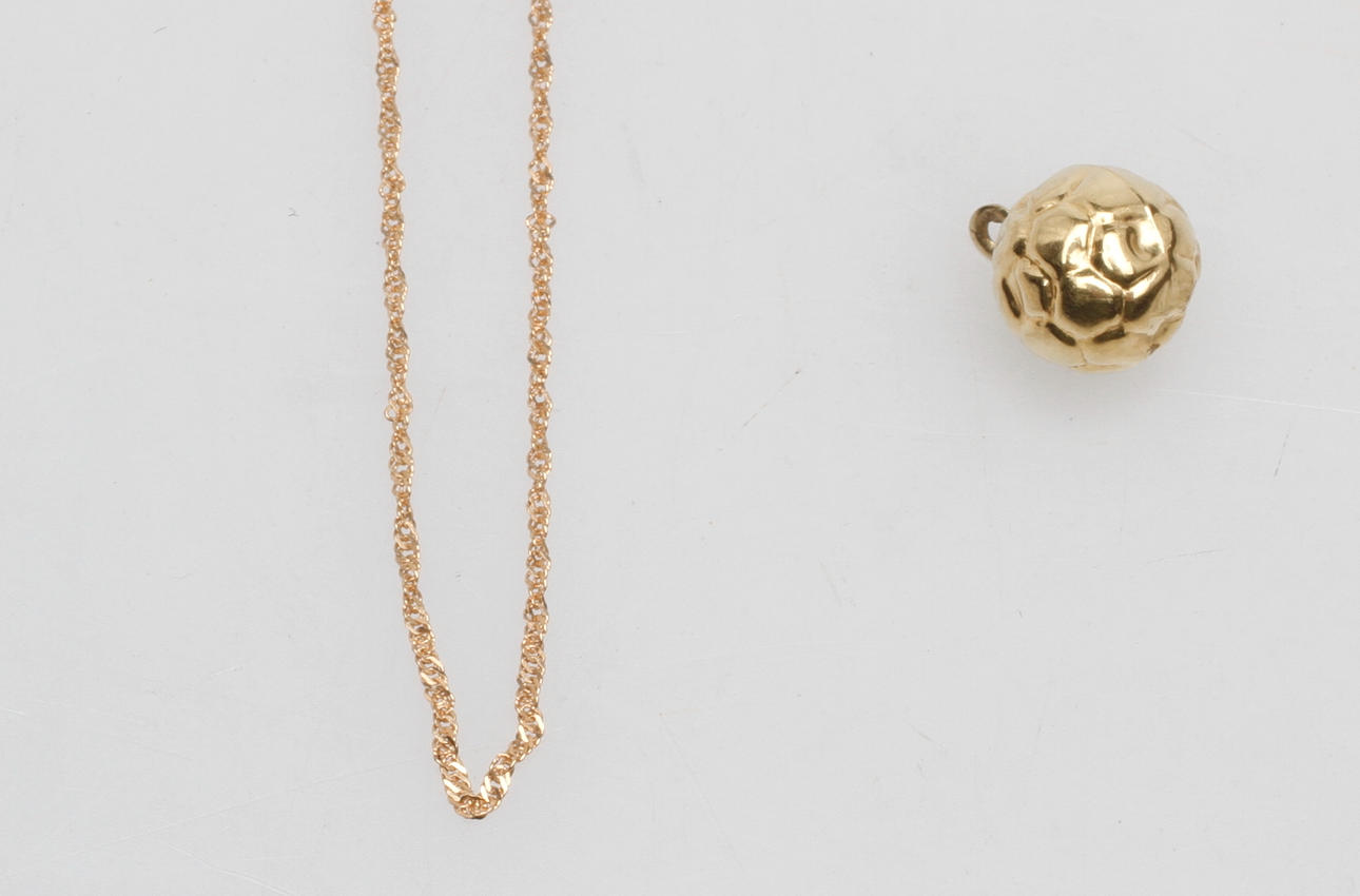 HALSKEDJA samt HÄNGE, 18k guld, vikt ca 1,8 gr.