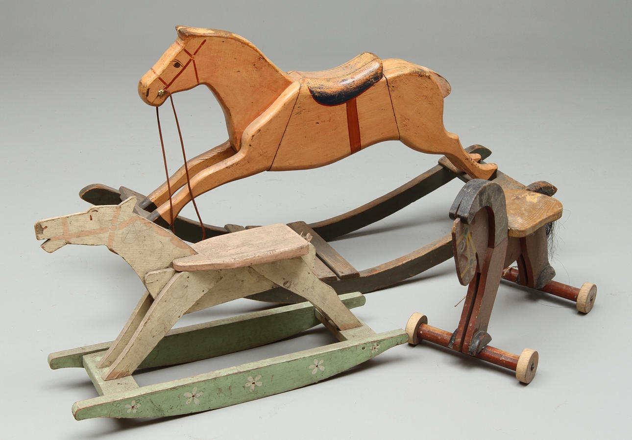 GUNGHÄSTAR, 2 st, LEKSAKSHÄST, 1900-tal.