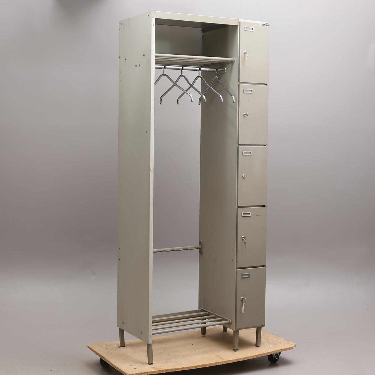 KLÄDSKÅP, industri, 1900-talets andra hälft.