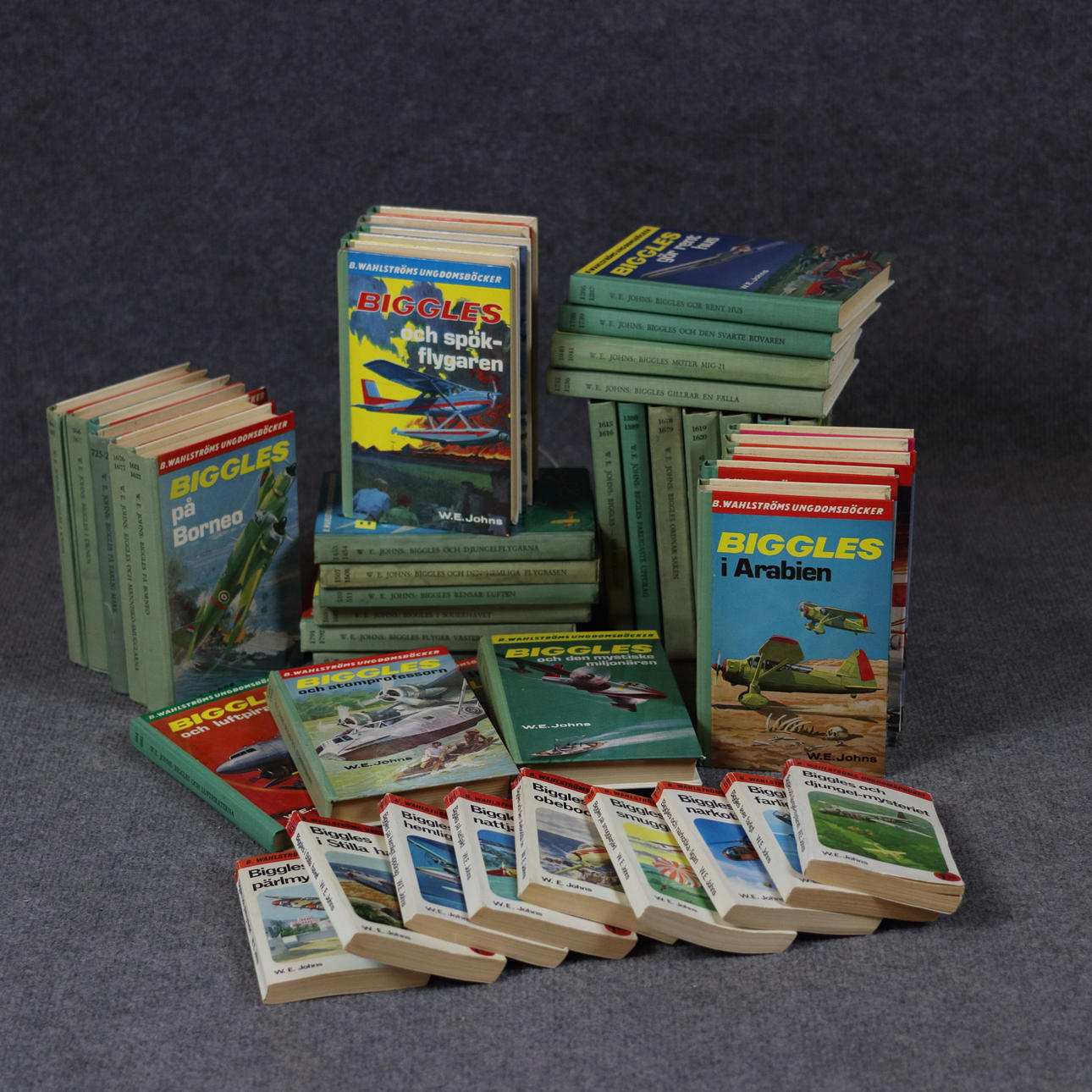 BÖCKER, 37+9 st, Biggles, B. Wahlströms Ungdomsböcker.