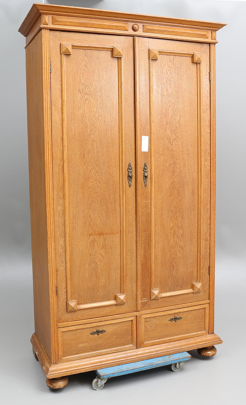 LINNESKÅP/GARDEROB, 1900-talets början.