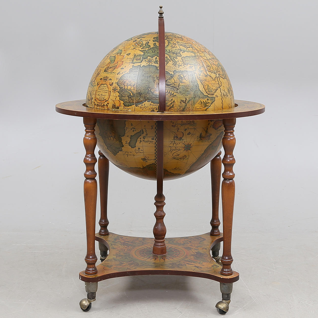 BARSKÅP i form av jordglob, 1900-tal.