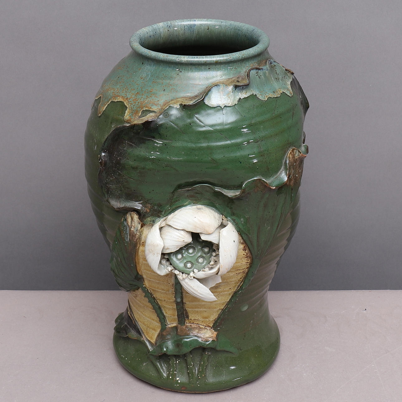 VAS, keramik, dekor med lotusblomma.