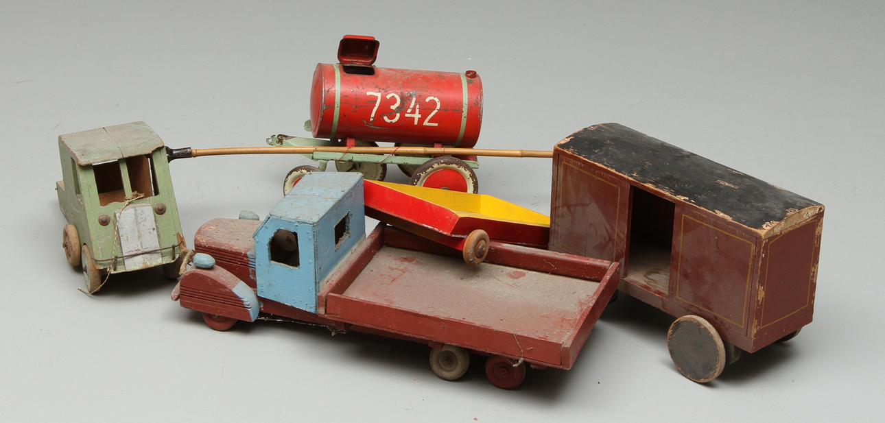 DIVERSE LEKSAKER; Lastbilar 2 st, Vagnar 3 st. 1900-tal.