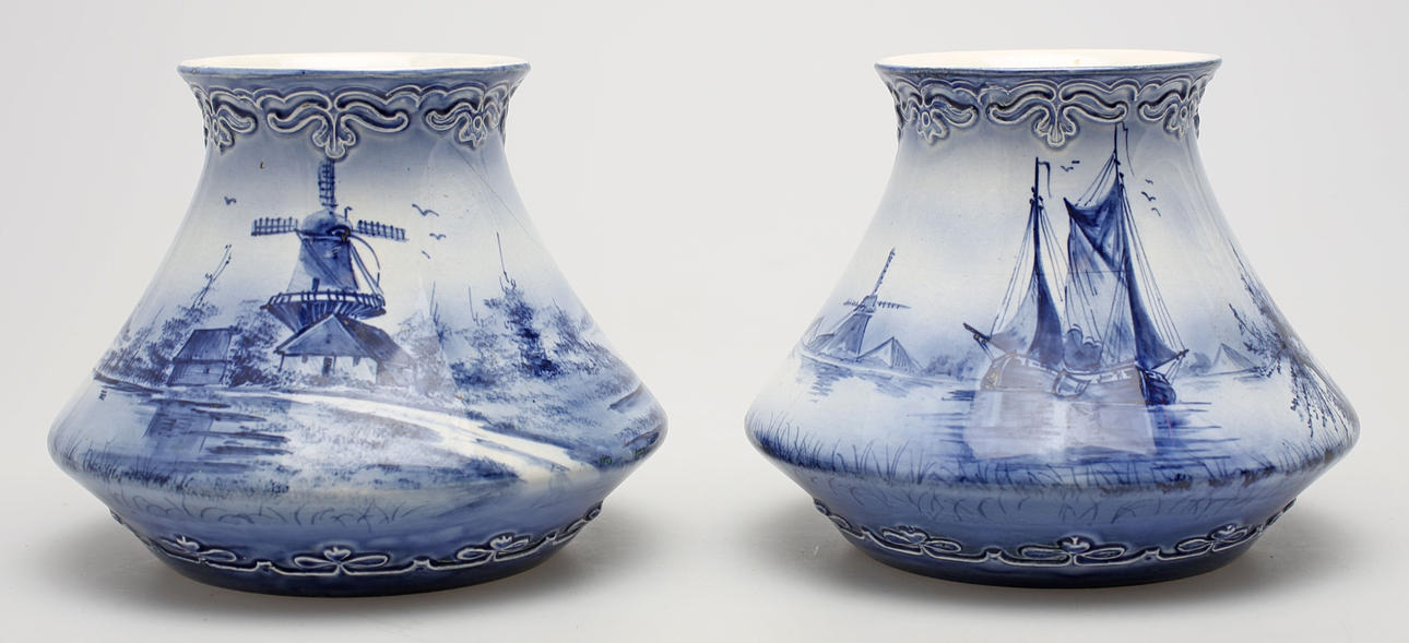 VASER, ett par snarlika, porslin, Royal Bonn, Delft, 1800/1900-tal.