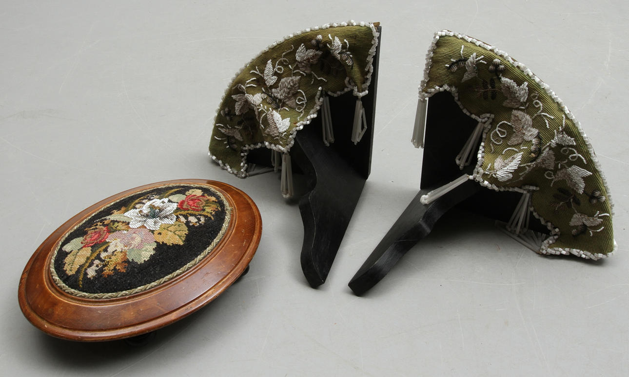 HÖRNKONSOLER 1 par med glaspärlbroderi samt PALL med broderi, 1900-talets första hälft.