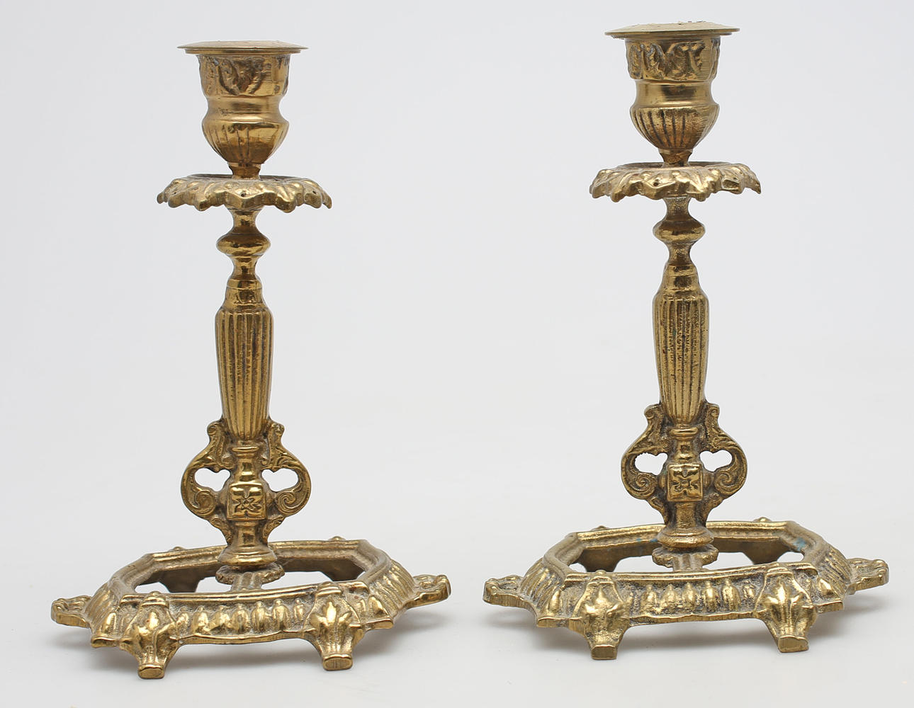 LJUSSTAKAR, ett par, mässing, 1900-tal.