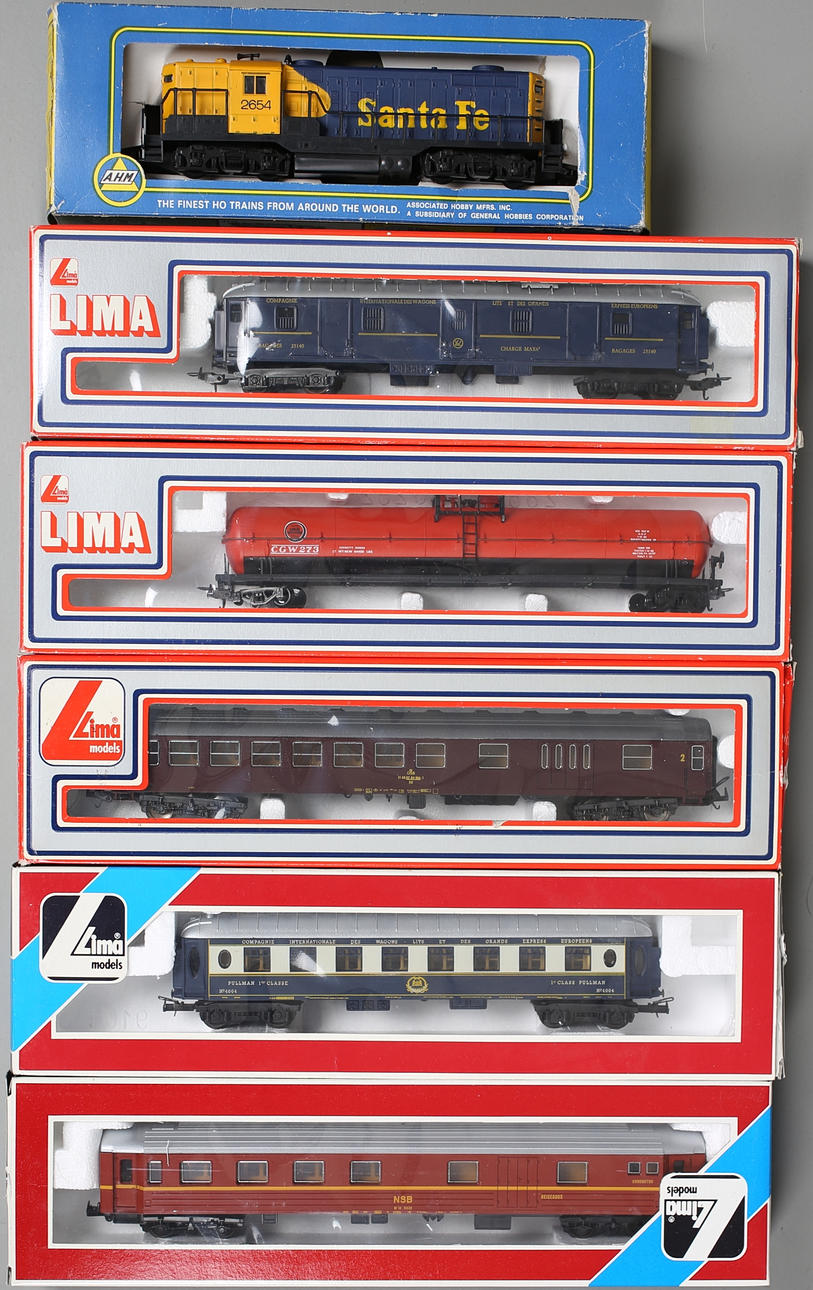 LOK + 4 st VAGNAR (5). Modell AHM och Lima.