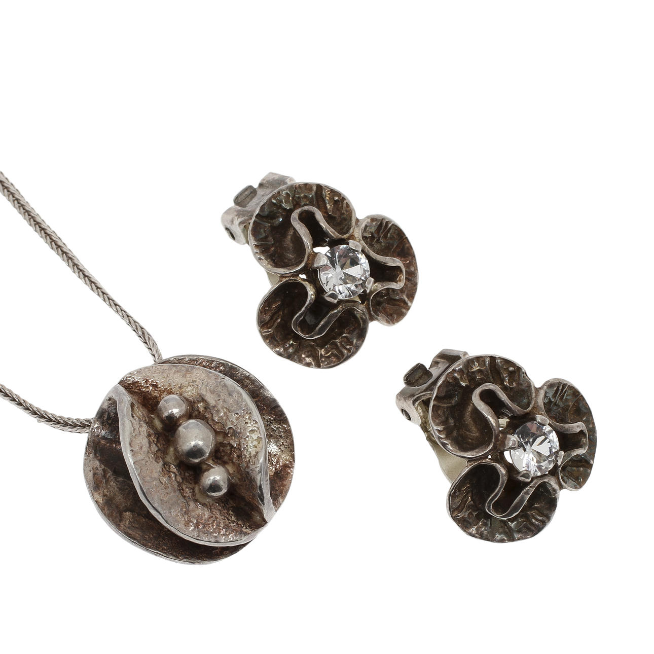 THERESIA HVORSLEV. Hänge och 1 par örhängen, silver och bergkristall.