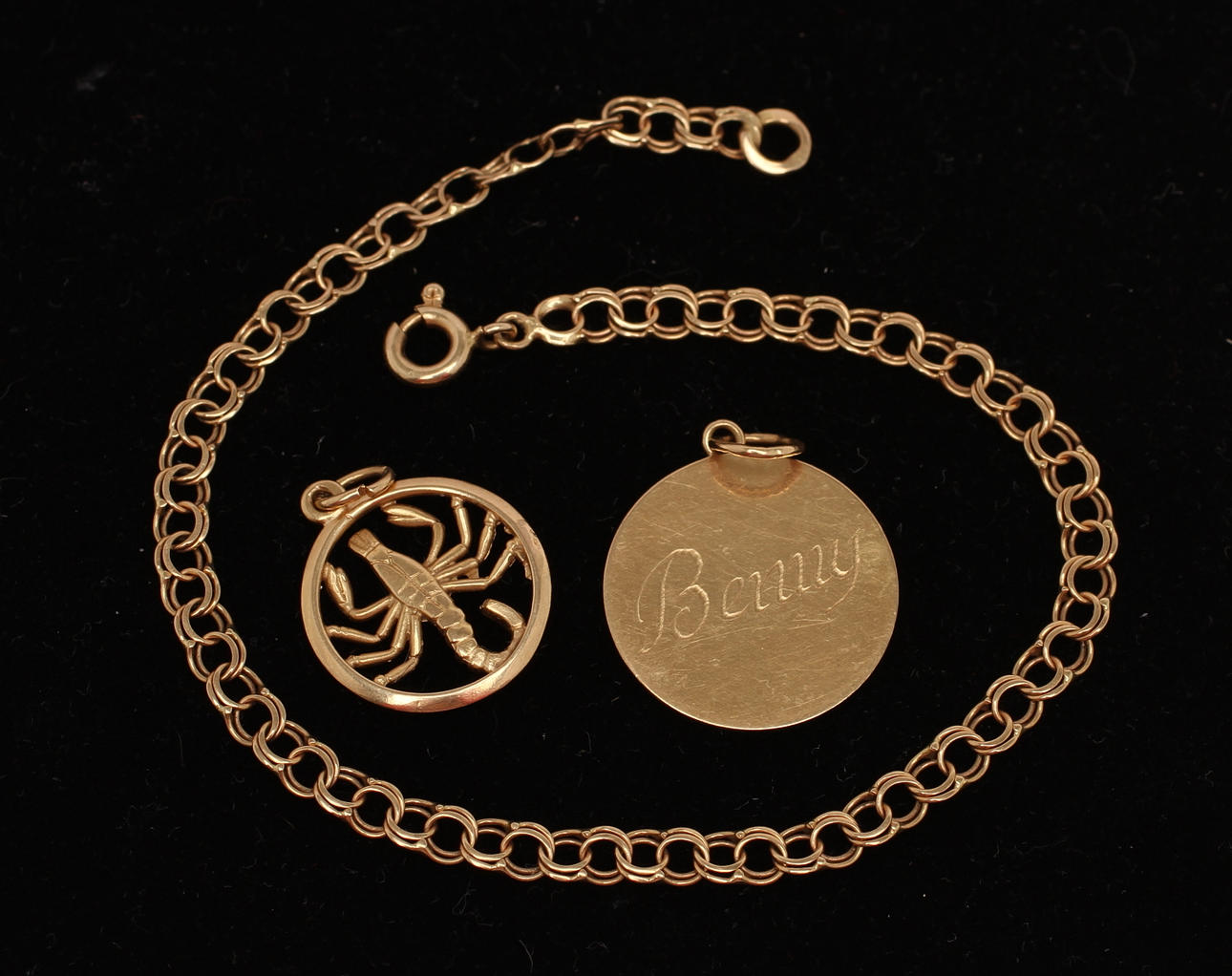 ARMBAND bismarck samt HÄNGEN 2 st, 18k guld. Total vikt 6,3g.