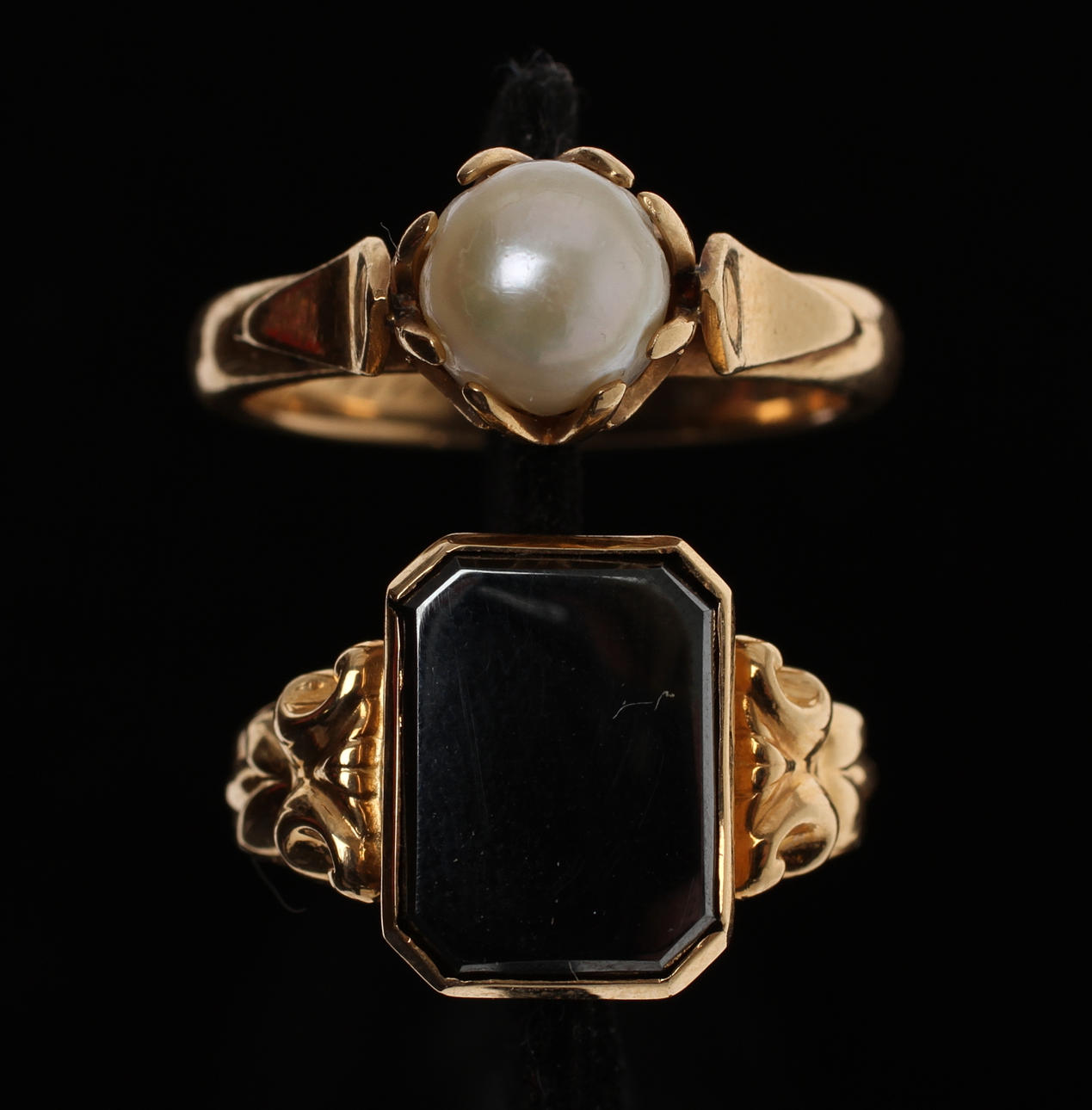 KLACKRING, 18k guld med svart sten samt RING, 18k guld med pärla. Total vikt 12,1g.