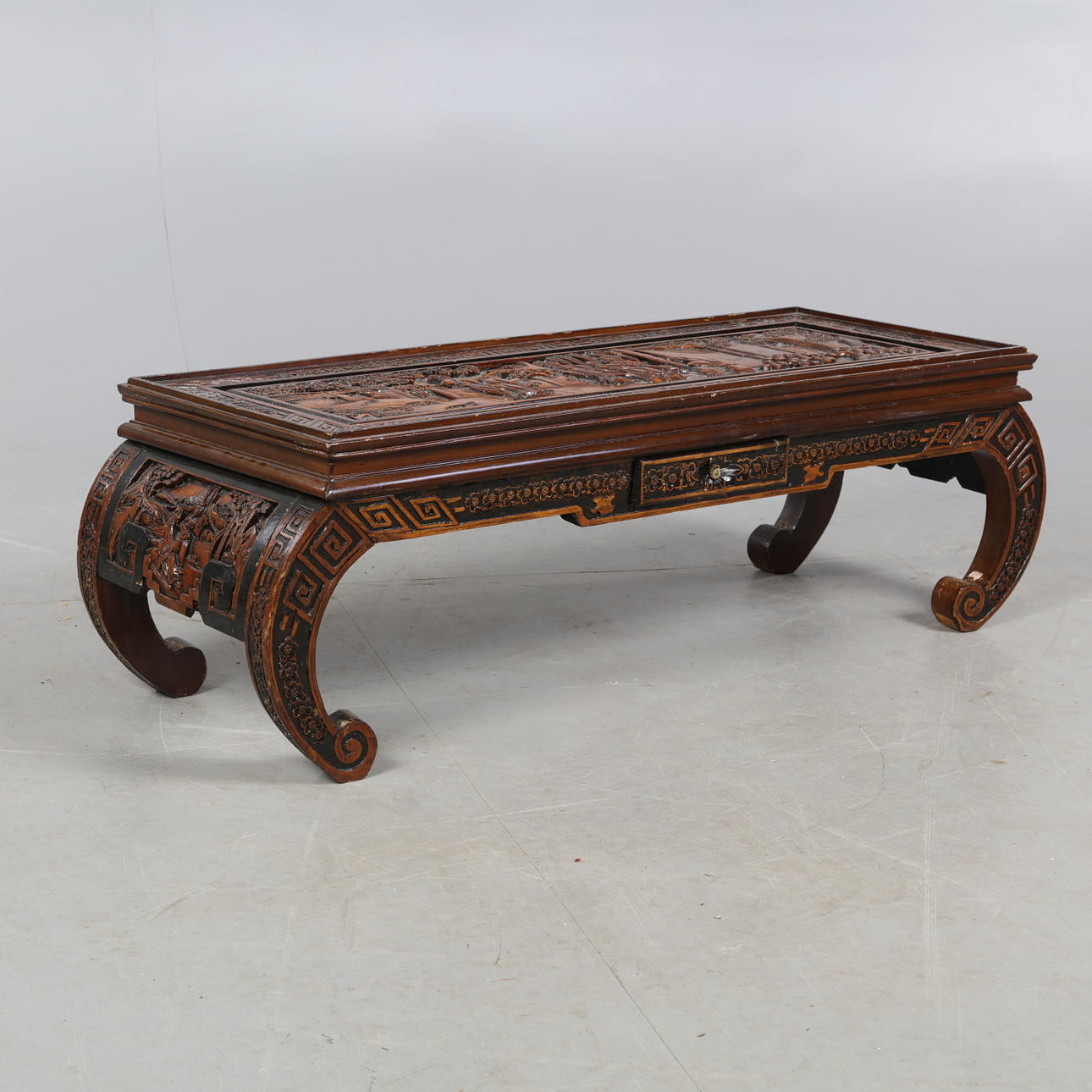 MESA DE CENTRO, oriental, estampado en relieve, 1900.