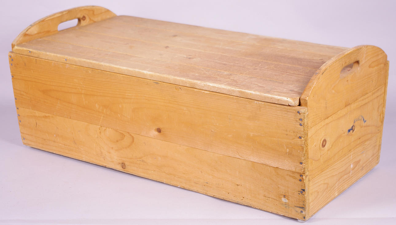 TRÄLÅDA MED HANDTAG, fur, 1900-tal.