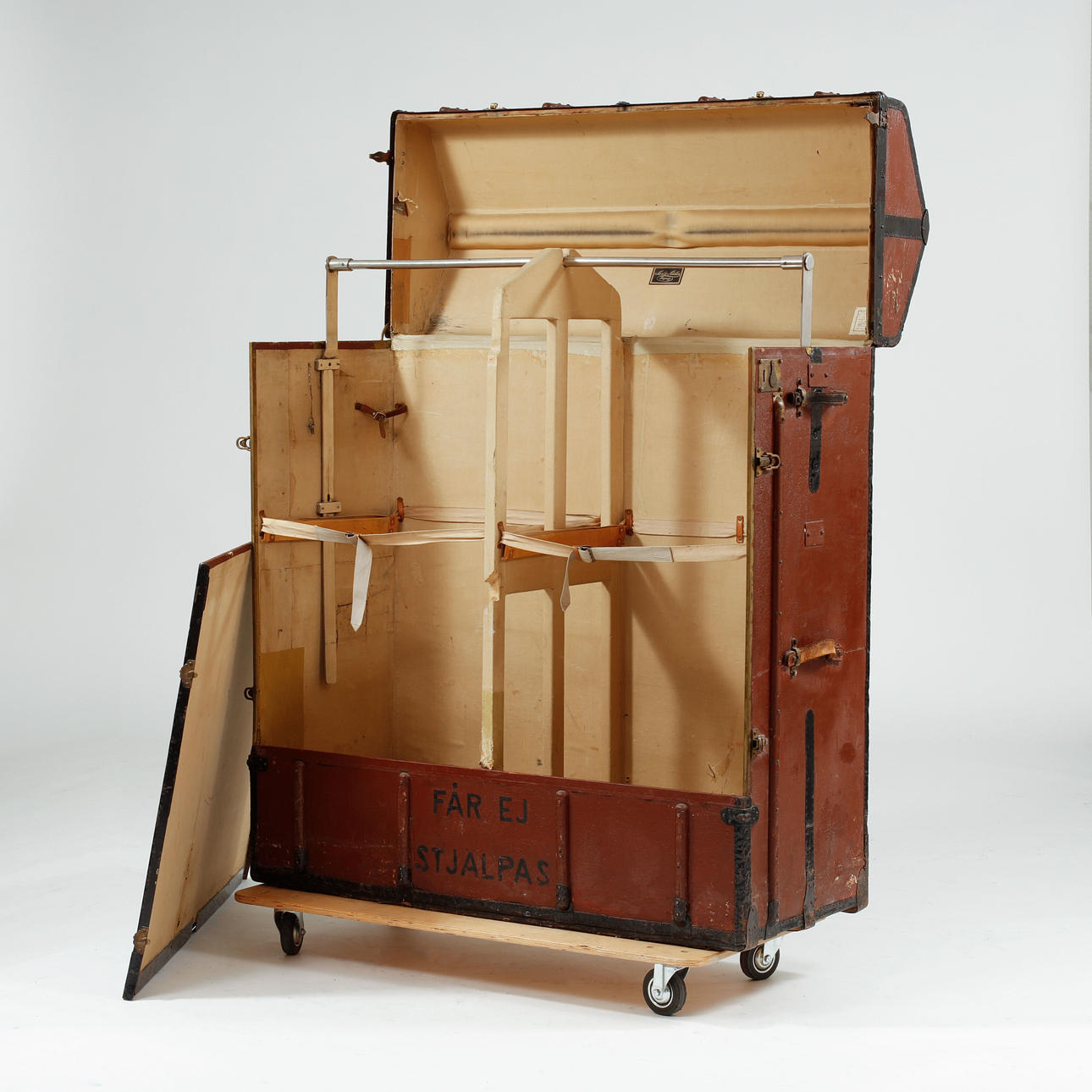 TRAVEL WARDROBE, Moritz Mädler, Leipzig.