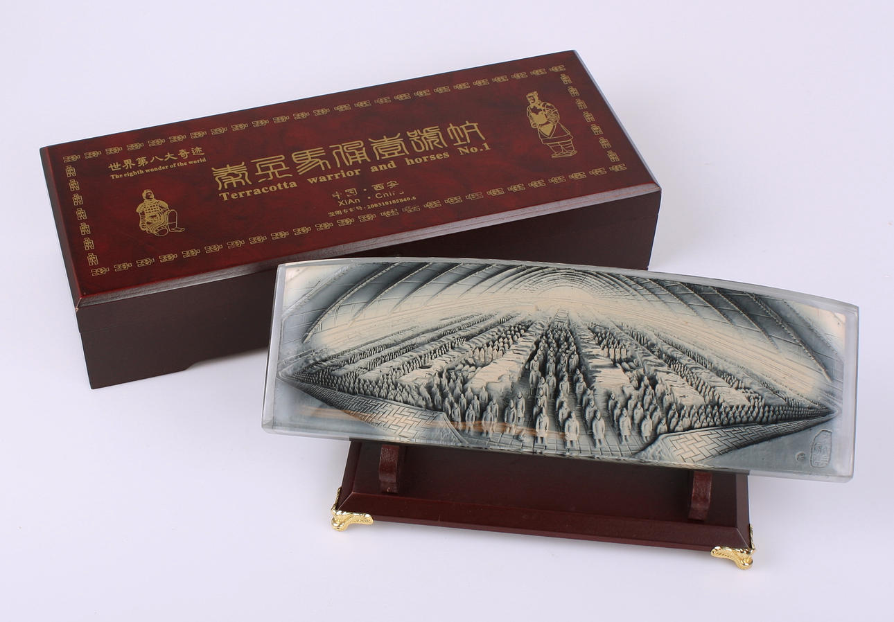 GLASPLAKETT, Terracottaarmén 3D.