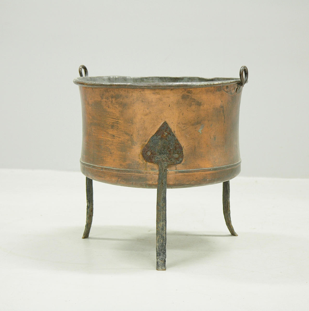 KEDLE på ben, kobber, 1800-tallet.