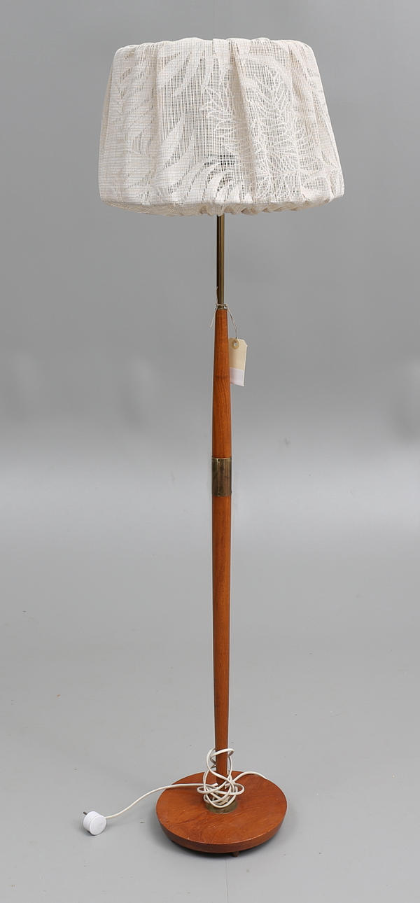 GOLVLAMPA, teak, 1900-talets mitt.