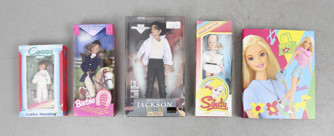 DOCKOR, 4 st, bl.a. Barbie samt Cassy, "Coffee morning" samt PÄRM med memorabilia.