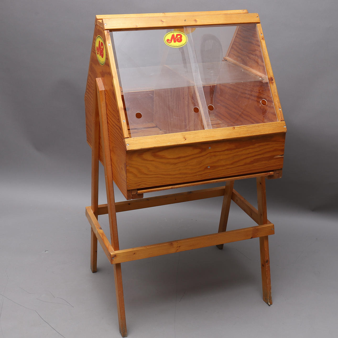 BRÖDDISPLAY, Trä och Plexiglas, Nya Bageriet - Sölvesborg.