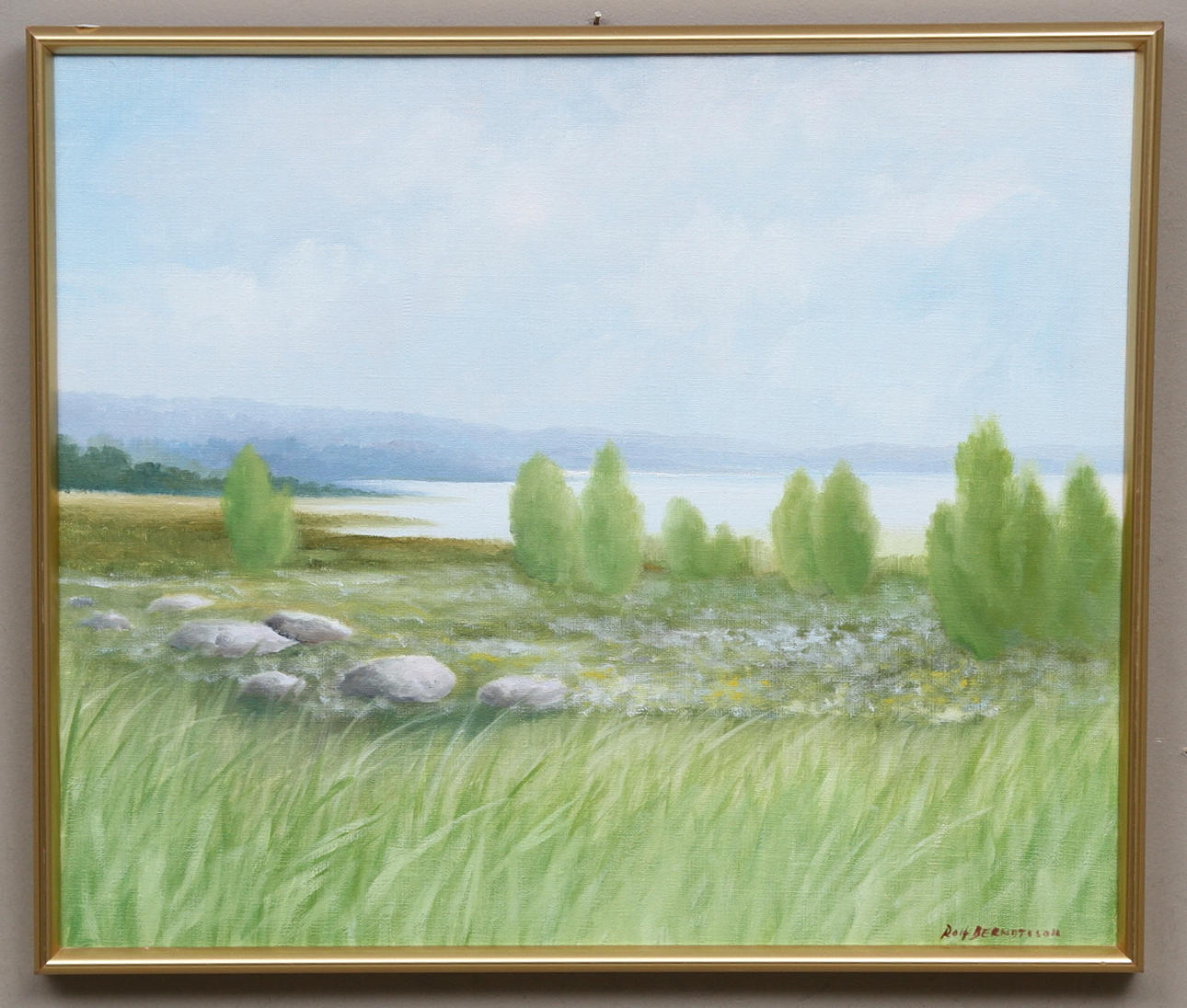 ROLF BERNDTSSON. Sommarlandskap med enbuskar och sjö. Olja på duk. Signerad.