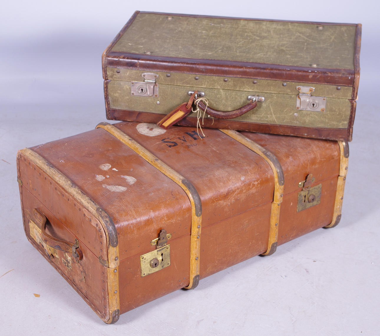 KOFFERT SAMT RESVÄSKA, tidigt 1900-tal.