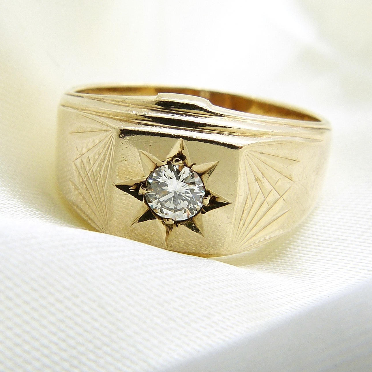 0.28 CT DIAMOND SIGNET RING.