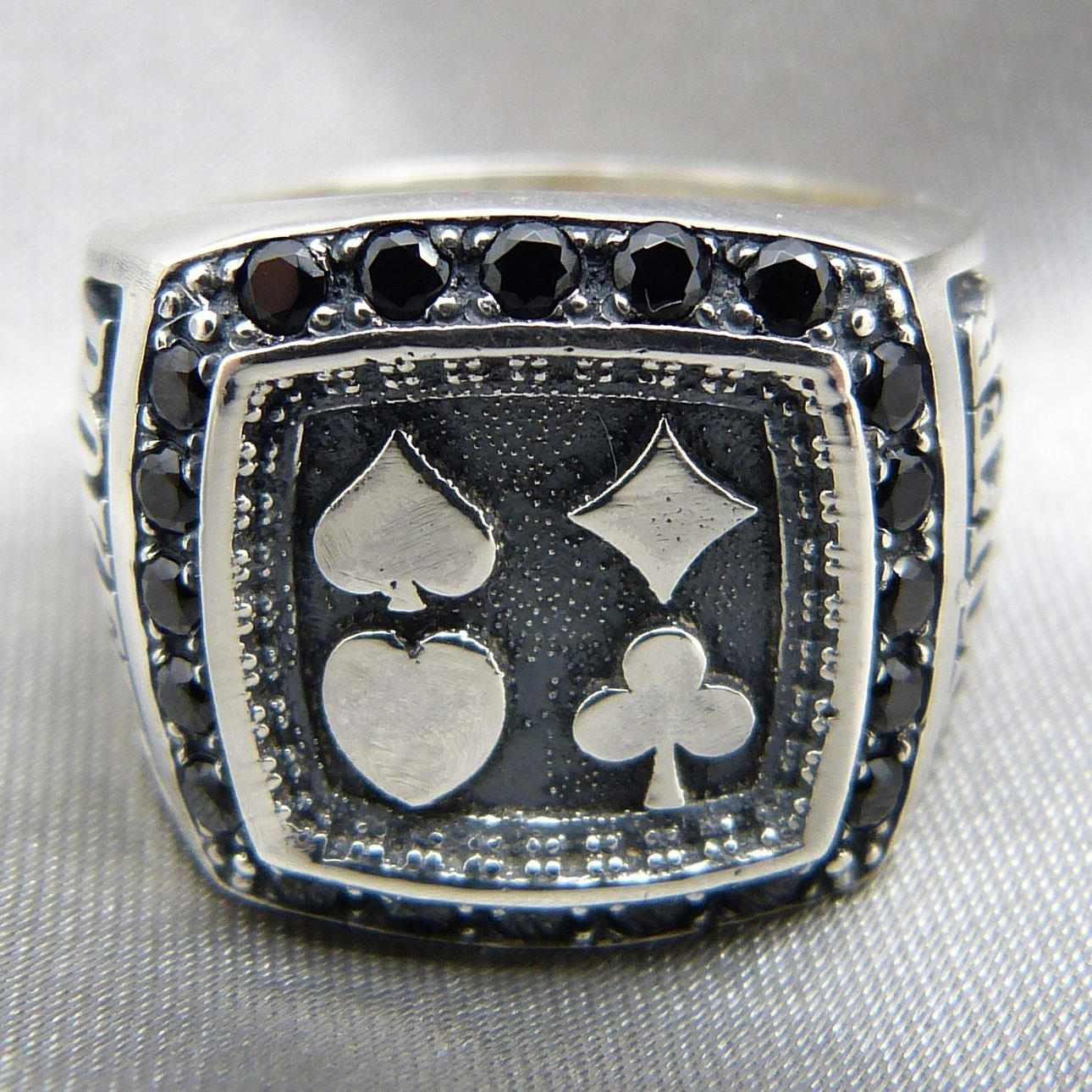ANILLO DE POKER EN PLATA DE LEY.