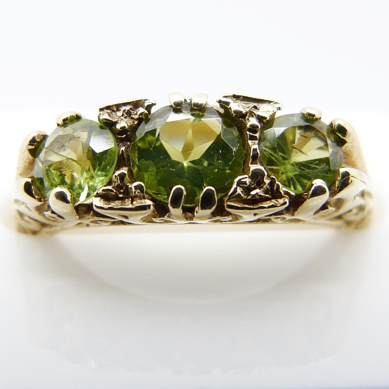 VICTORIAN-STYLE PERIDOT RING.