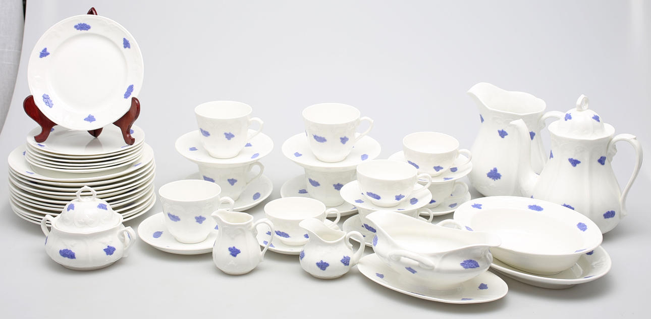 SERVISDELAR, 37 delar, benporslin, Blå Blom, Gustavsberg.