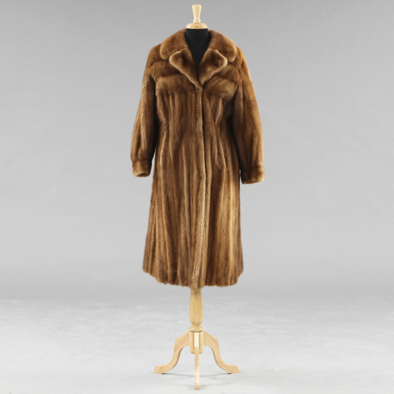 DAMPÄLS, mink. Nougatbrun. Sagamink. 1900-talets andra hälft.