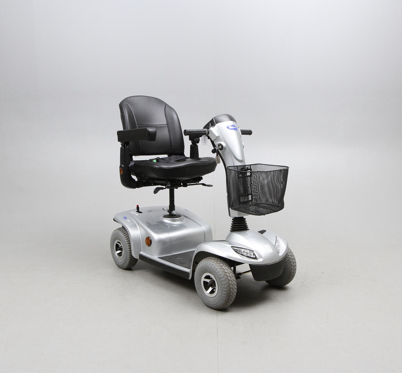 PROMENADSCOOTER, Invacare Leo, 2012, silver metallic.