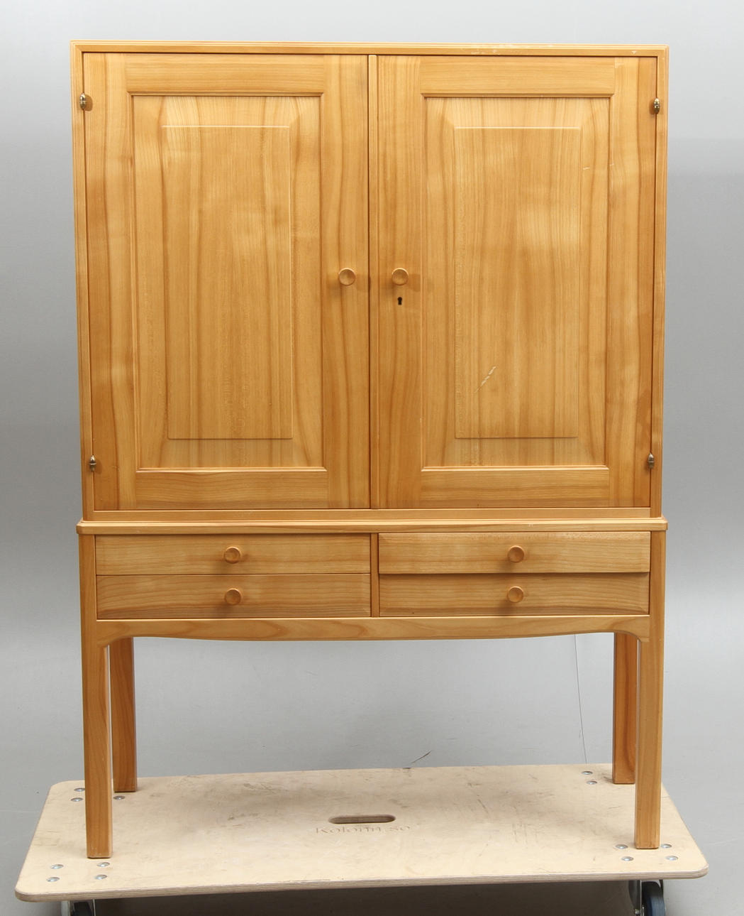 SKÅP, "Oktober", brickmärkt Carl Malmsten, 1900-tal.