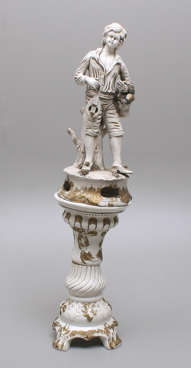 FIGURIN PÅ PIEDESTAL, porslin.