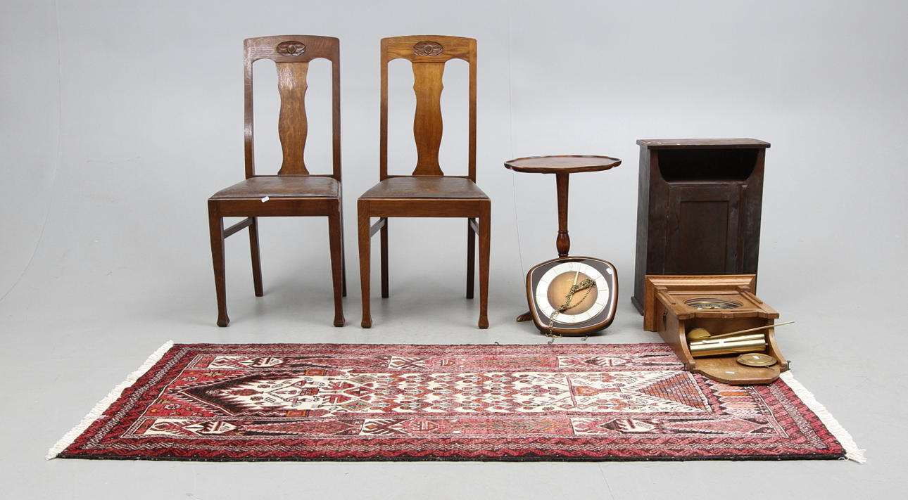 MÖBLER, 7 del, Väggur, matta, pelarbord, stolar, väggskåp.