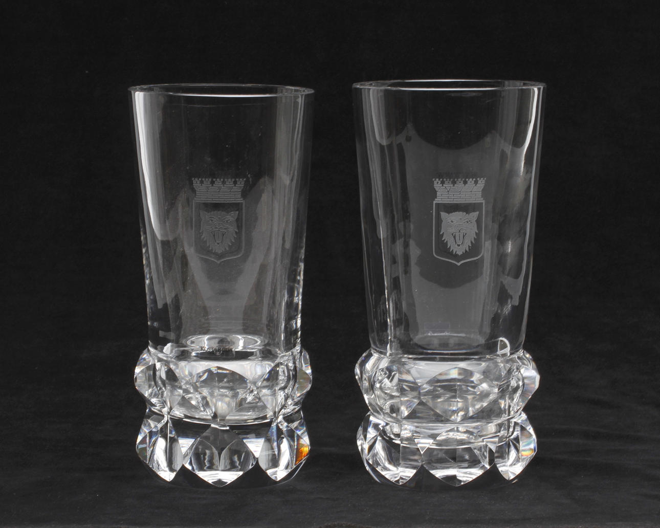 VASER, ett par, kristall, Vicke Lindstrand, Kosta Boda, Linköpings Stadsvapen.