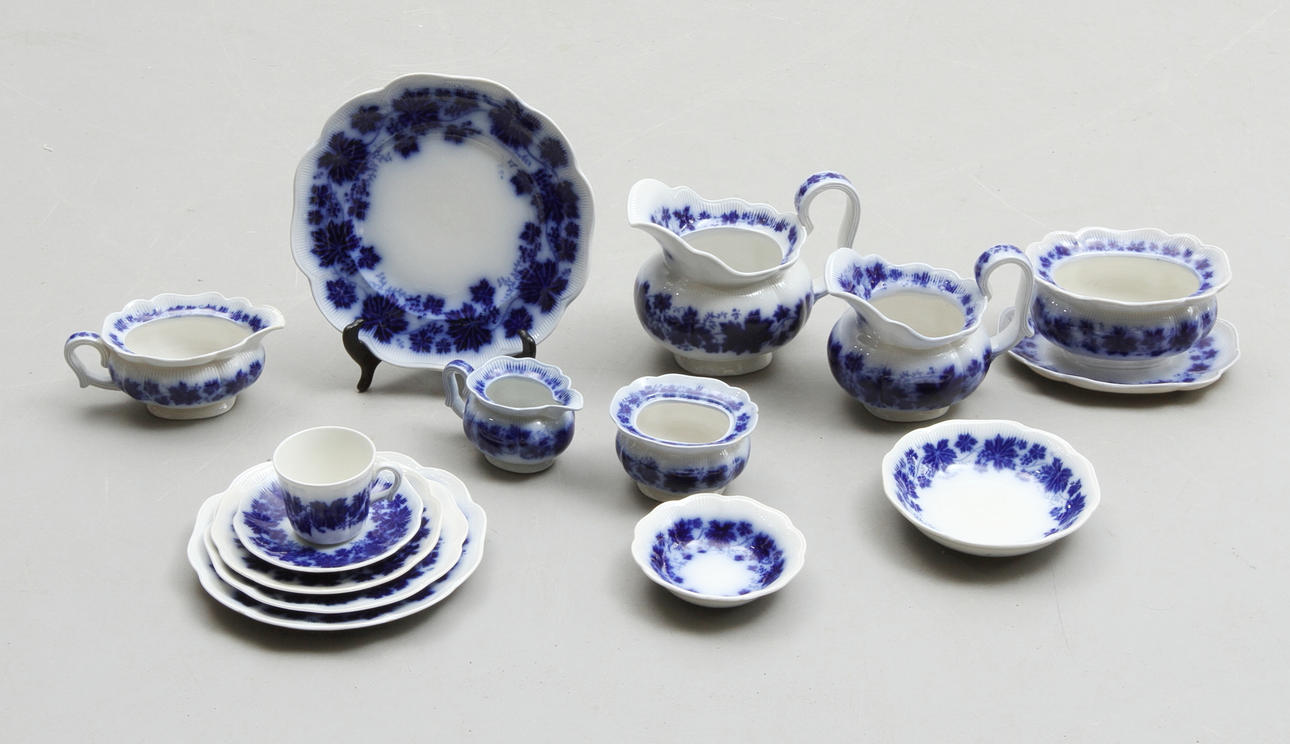 SERVISDELAR, ca 52 delar, porslin, "Vinranka", Gefle.