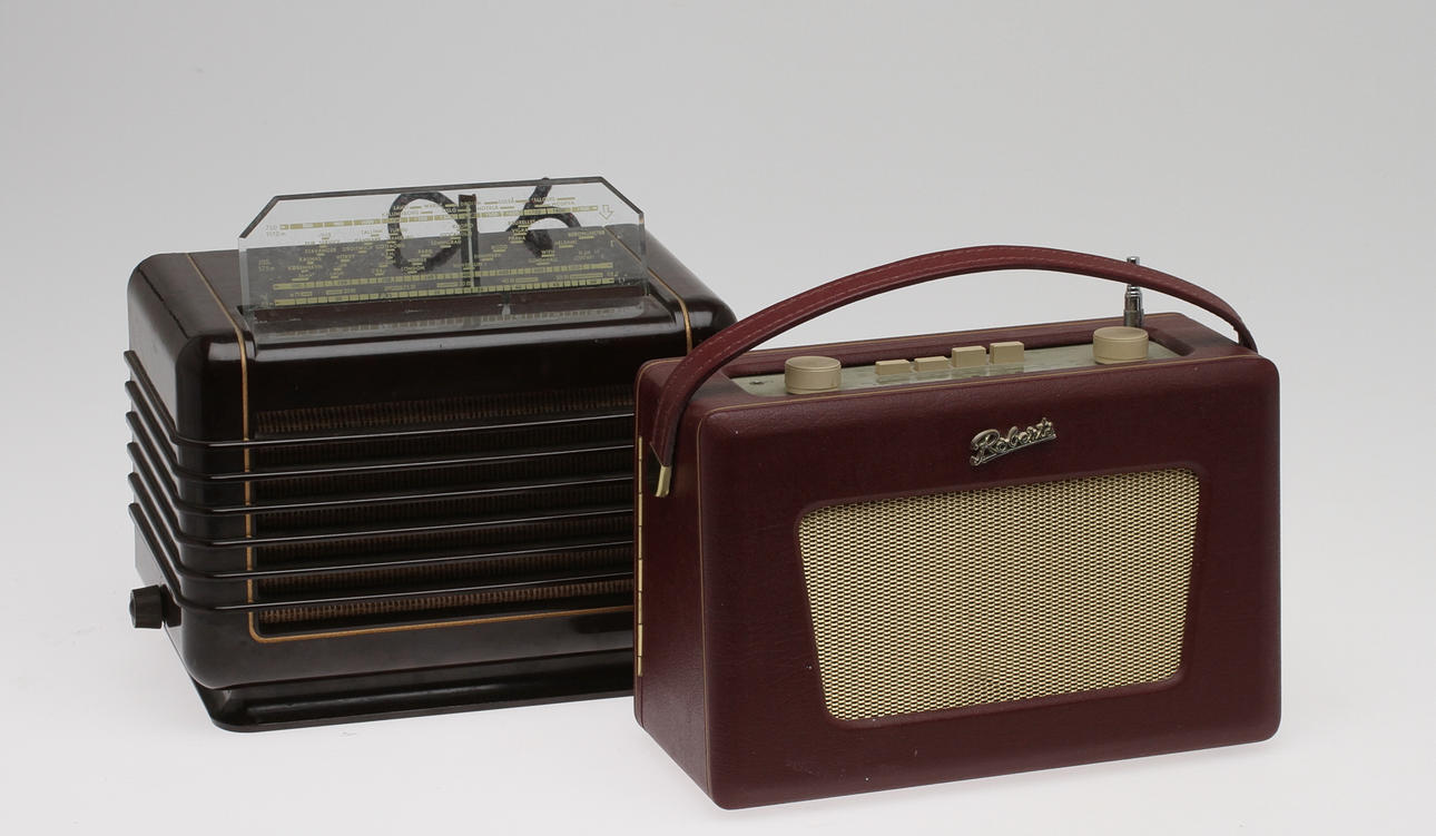 BORDSRADIO, 2 st, Robert´s Revival samt Philips.