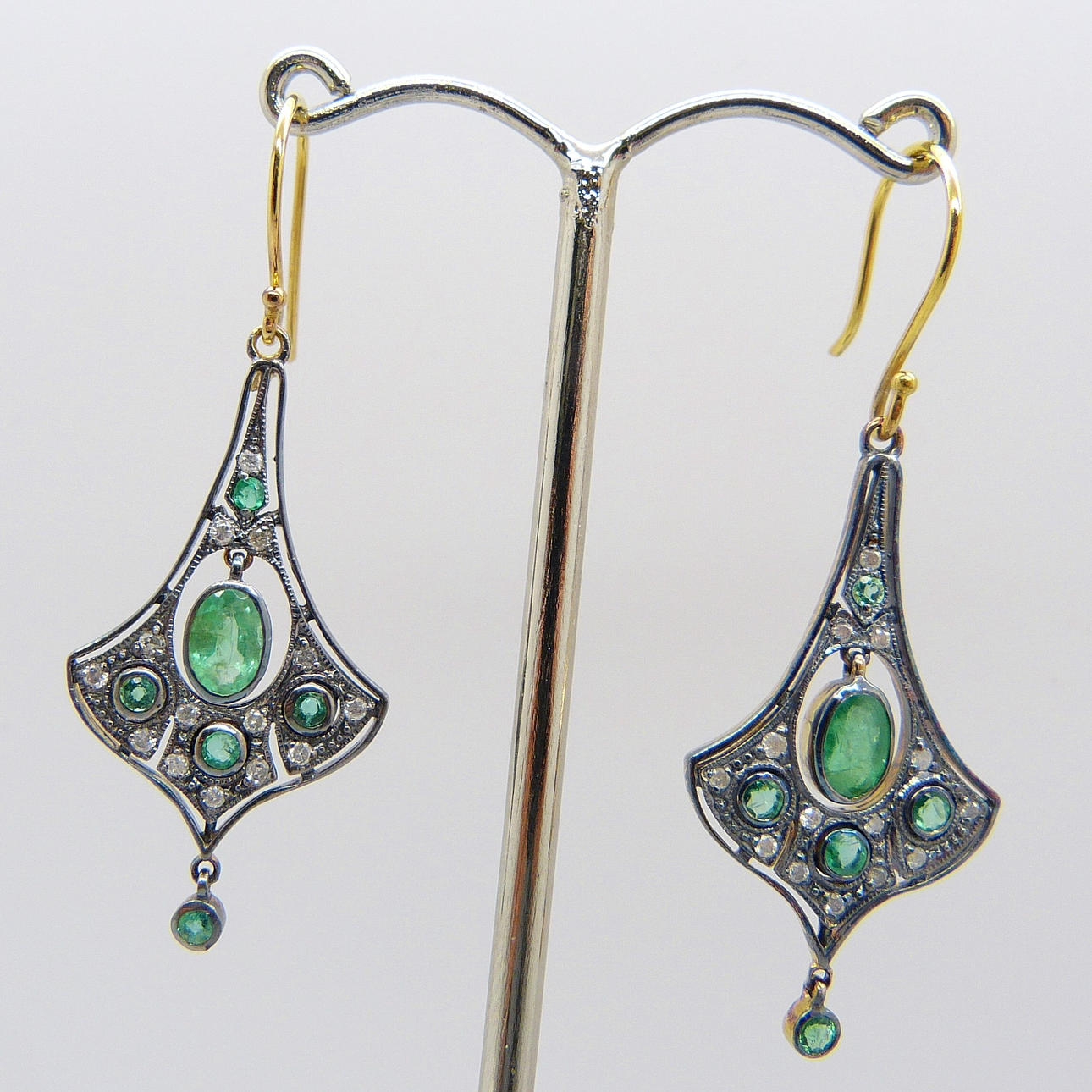 EMERALD & DIAMANT DROP ÖRHÄNGEN.
