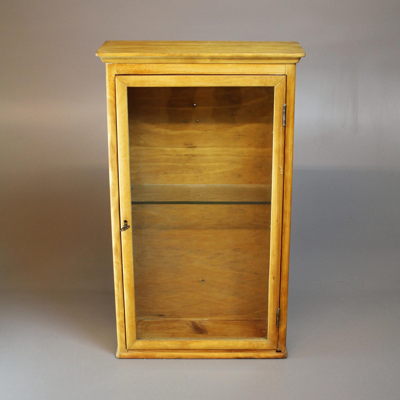 VÄGGSKÅP med glasdörr.