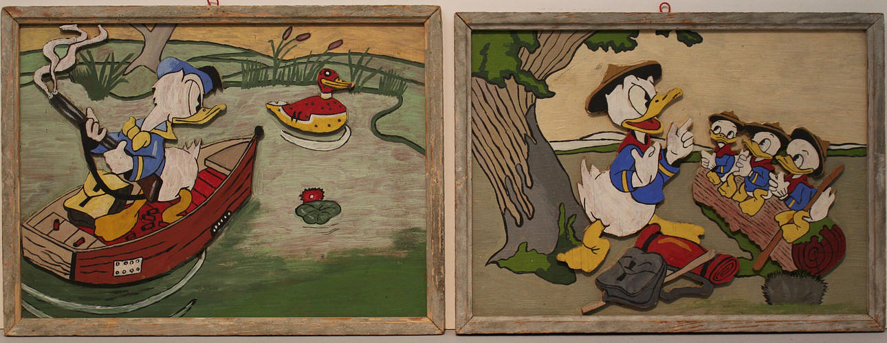 KALLE ANKA på jakt och KALLE ANKA med KNATTE, FNATTE och TJATTE (2). Oljor på trärelieffer 1950/60-tal Osignerade.