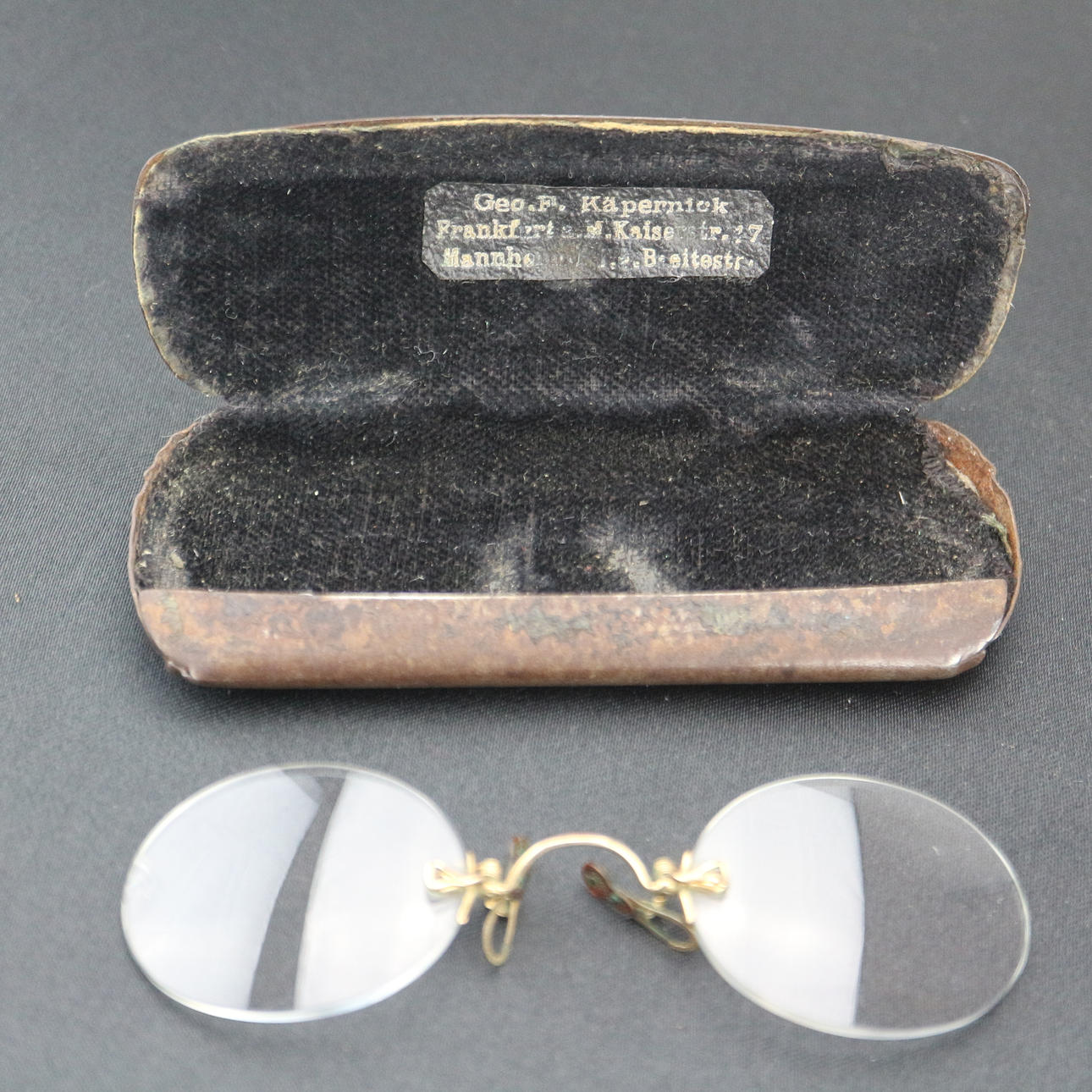 ANTIKKE BRILLER MED ORIGINAL JERNETUS.