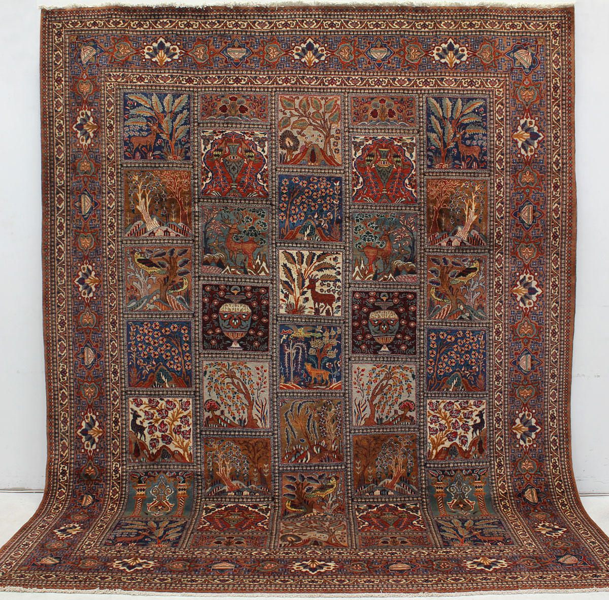 MATTA, figural Kashmar, trädgårdsmönstrad, 391 x 303 cm.