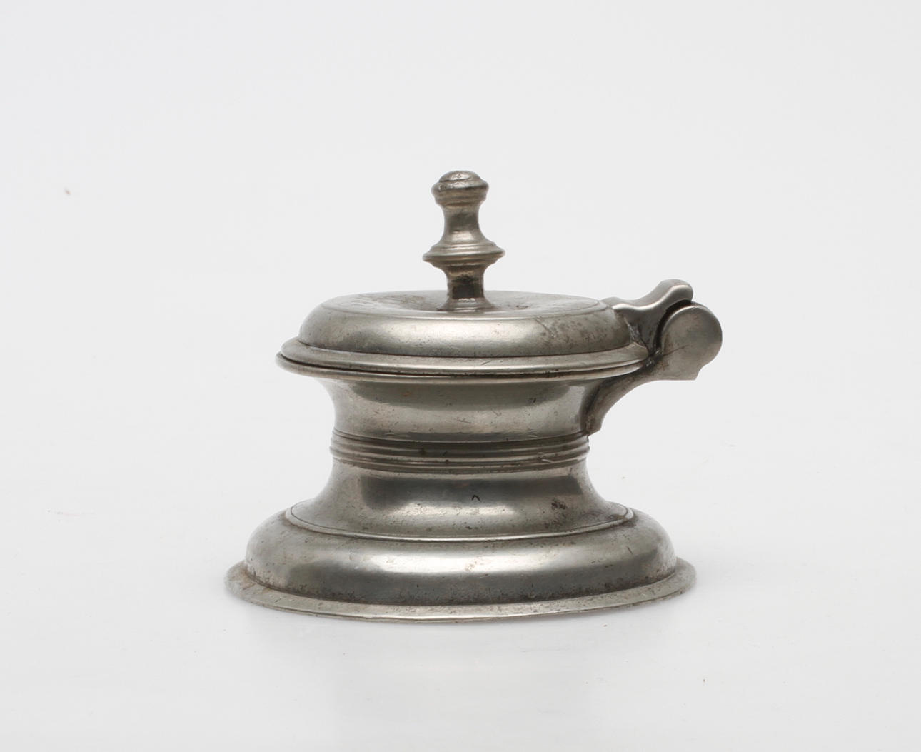 HORN/BLÄCKHORN, tenn, senbarock, daterad 1742.