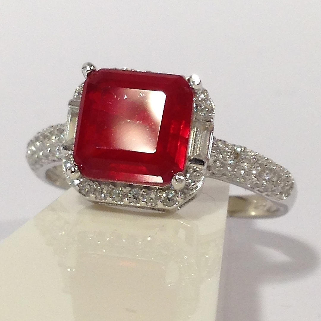 PUNAINEN STONE-SET MEKO-SORMUS.